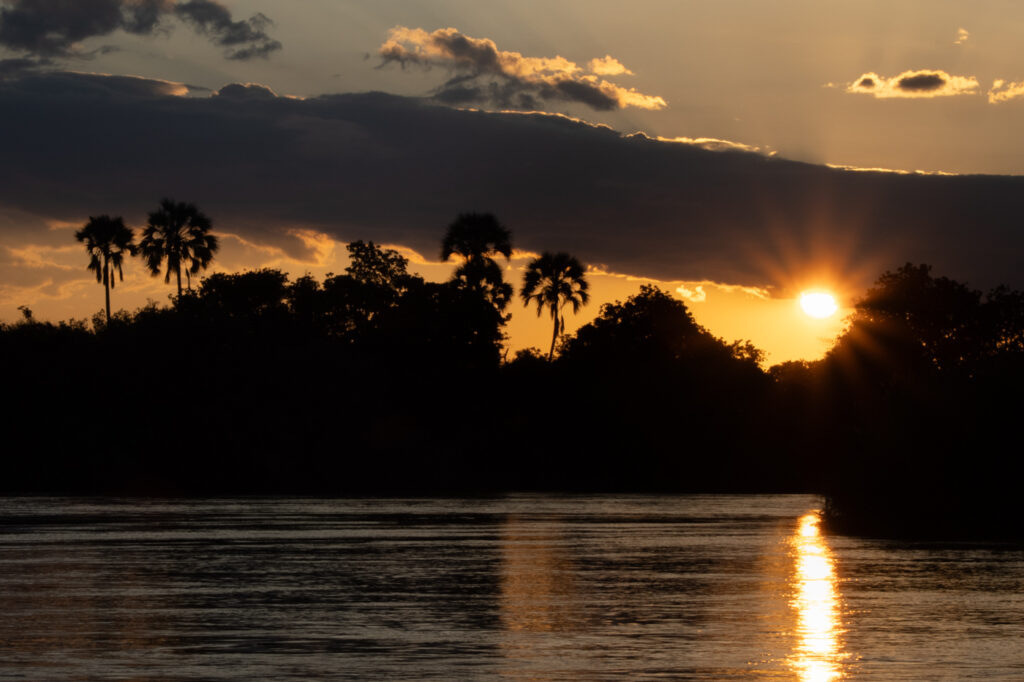 la riviere et le coucher du soleil